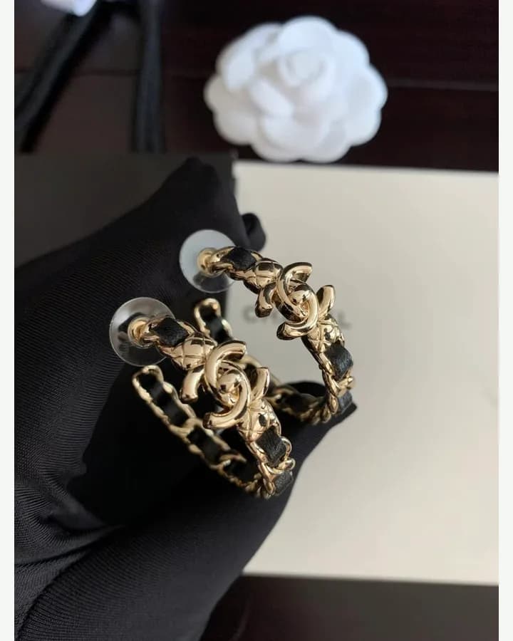 シャネルのダブルCピアス
